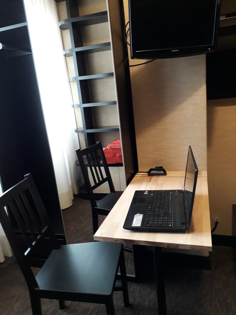 la scrivania della camera singola